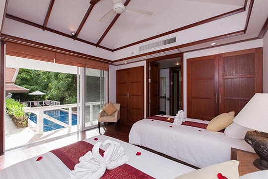 Guest bedroom with view to the pool